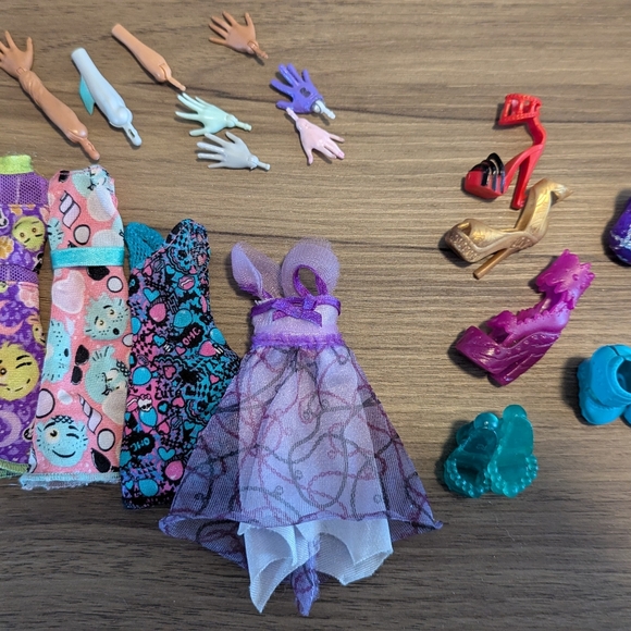 Monster high clothes and Accessories